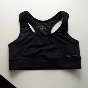 Oanvänd svart sport-BH - Jätteskön och praktisk sport-BH som tyvärr är för tajt för mig, därav helt i nyskick :,) Storleken är S och den har reflexer :)