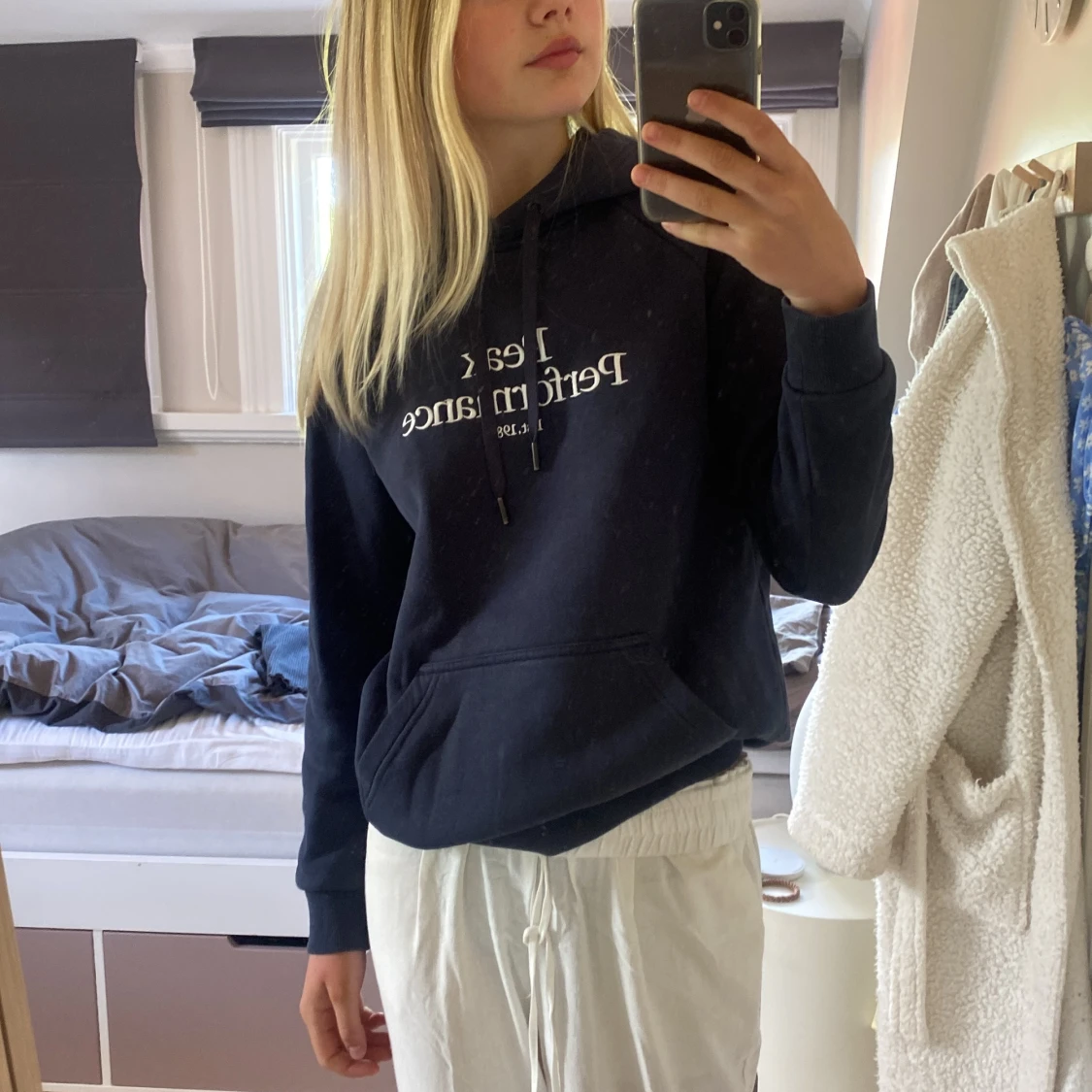 Mörkblå hoodie från peak