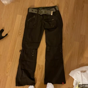 Edc by esprit cargo byxor - cargo byxor från edc by esprit, långa ben och låg midja men tyvärr för små för mig därför säljs dem. Aldrig använda med prislapp kvar! Har fler färger, midjemått 40 cm tvärs över (kan regleras med de flera hålen eller bälte) innerbenslängd 83 cm 