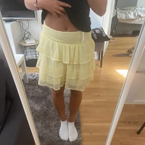 Gul kjol  - Säljer denna knappt använda kjol från vero modsen, storlek m, passar även s, möjligtvis L. Nypris ca 300kr, säljer för 120! 