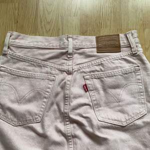 Jeans kjol från Levis, använd max 5 gånger. Köparen står för frakten❤️‍🩹