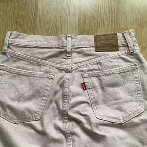 Jeans kjol från Levis, använd max 5 gånger. Köparen står för frakten❤️‍🩹