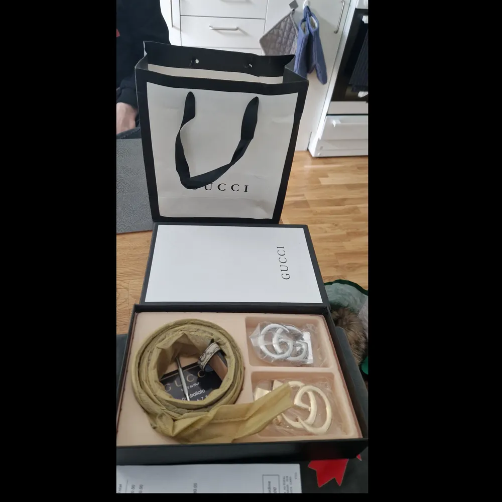 Kommer i gucci box och påse oanvänd 2spänne med verktyg o byta mellan guld o silver spänne samt kreditkort som verifierar att det är äkta, 110cm . Accessoarer.