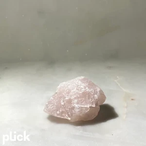 Rosenkvarts💗 - Rosenkvarts initierar kärleken till oss själva. Den ger lugn och känslomässig förtröstan. Rosenkvartsen stimulerar kontakten med vårt inre barn, stödjer oskuldsfullhet, sårbarhet och tillit. Den förbinder den andliga dimensionen med kärleken