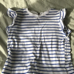 Blå vit randig t-shirt - Blå vit randig t-shirt. Säljer pågrund av kommer inte till andvänding 