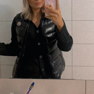 Moncler väst ghany - Säljer min moncler väst ghany för 2000, får ingen nytta av den, för mer bilder skickas privat. Den har även en litet hål i fickan