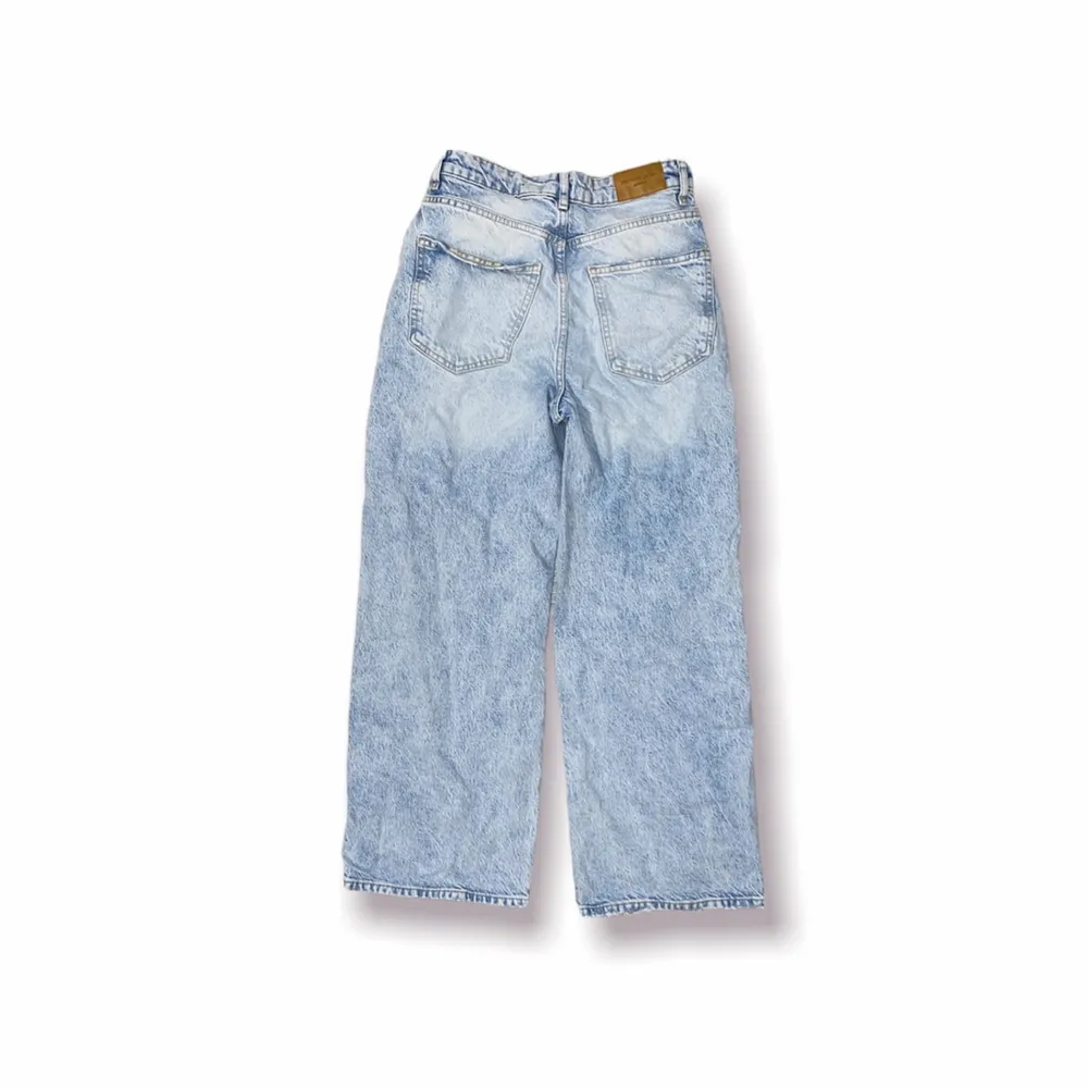 Gina Tricot Idun Crop Wide Jeans petite Bleached Blue  Använd 2 gånger  Nypris 599. Jeans & Byxor.