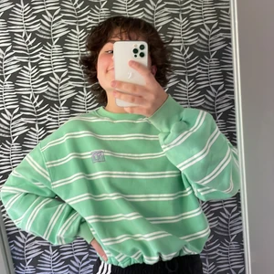 Junkyard sweatshirt M - Sweatshirt från Junkyard, lite använd och i bra skick. Det går att dra åt längst ned, så man kan ha den som en crop top.