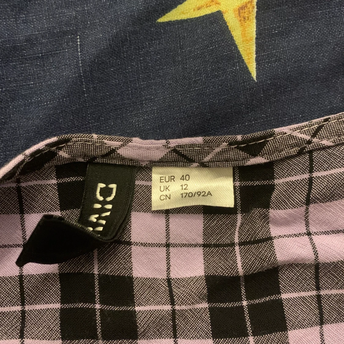 Rutig lila klänning 💟 M - 90