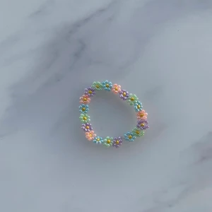Blomarmband! - Fint blomarmband fint till sommaren! (Frakten är ej spårbar och kostar 15kr) Skriv vid intresse❤️💓