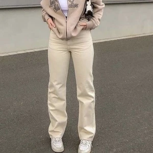 Jeans - (Inte min bild på första!!) jättesöta trendiga beiga jeans! 