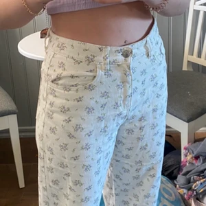 Blommiga jeans  - Jätte fina somriga ljusa blommiga jeans 💜 Använd fåtal gånger - nydligen köpta. 