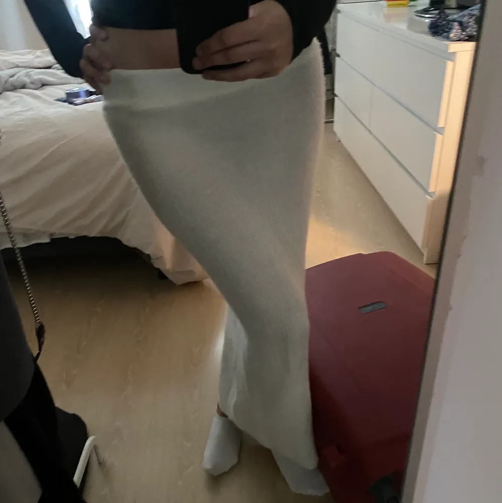 Säljer nu min aldrig använda, super snygga,  vita stickade långkjol från missguided/asos i storlek M😊💗 (köparen står för frakt). Kjolar.