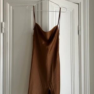 Brown minidress - Beun klänning med slitz och öppen rygg