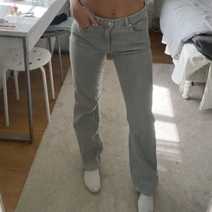 Gråa jeans - Säljer mina gråa jeans ifrån Weekday, sjukt snygg färg och i mycket bra skick!