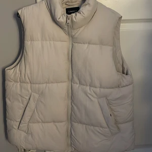 Begie väst - Jättefin väst från Lindex. Kommer tyvärr inte till användning så säljer vidare den.