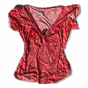 Mönstrig röd blus  - En jättecool blus köpt här på Plick som tyvärr inte kommer till någon användning. Den är i bra skick och är väldigt len i tyget och man framhäver ens figur väldigt fint, den är aldrig använd. Står ingen storlek men skulle såga M, andra bilden är lånad 