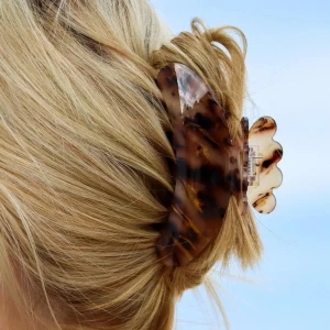 Hårklämma - Hårklämma från Sui Ava som tyvärr inte kommer till användning då jag har så många hårklämmor! Superstilren och färgen stämmer bättre överens med första bilden! (: Jag står för frakten