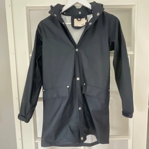 Regnajacka - Jättefin marinblå regnjacka, den går ner över rumpan och har luva!💗 NYSKICK!!!