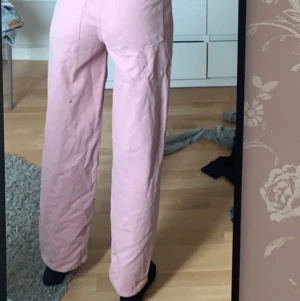 Jeans strl 36/s/8 - Fina rosa lite somriga/höst jeans från asos, sitter bra o passar figuren bra! Stek S/36/8, köpte dom för 350kr!💞 kontakta mig för mer information💞