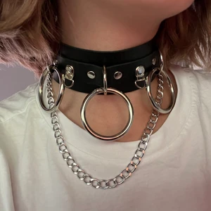 Choker - Jättecool chocker som är en perfekt accessoar till en cool outfit! Bra skick då den endast använts ett par få gånger.🫶 Säljer då den inte kommer till användning.🖤