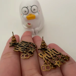 Örhänge  - Fina örhängen🤩 Inte äkta Dior😄
