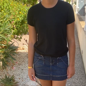 svart mango topp - svart jättemjuk topp från Mango🥭 står stl L men jag skulle säga S-M om man inte vill ha en jättetight fit🧡 (se bio för övrig info) 