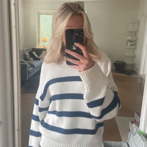 Randig stickad tröja - Fin stickad tröja med mörkblå ränder från Bikbok💕 Köptes förra hösten och är fortfarande i ganska bra skick💗 Köparen står för frakt 🫶🏼