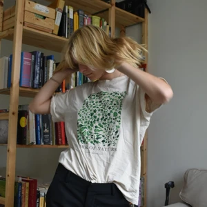 T-shirt med tryck från monki stl 34 - T-shirt med tryck från monki stl 34