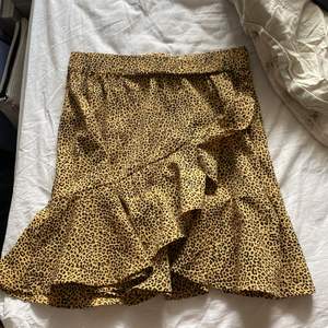 Jag säljer en helt oanvänd kjol med ett leopard mönstrat tyg super snygg att ha när som! 🌸🌸🌸