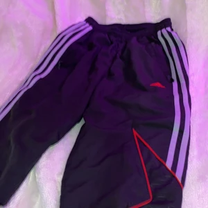 Adidas shorts - Denna är ganska gammal så tror inte sådana här säljs  fortfarande men dom har inga defekter så dom är som nya.