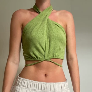 Grön topp - Cool topp som man knyter i bak, jättehärlig grön färg som passar på sommaren💗