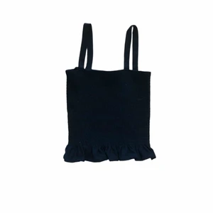 Topp  - Svart topp med volang i storlek xs. Bra skick! Fraktar eller möts i Umeå!🫧🫧