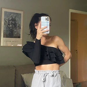 Svart One-Shoulder Top - Svart top från Boohoo, inte längre i sortimentet. Råkade klicka hem två stycken och har bara låtit denna ligga sedan dess, men den är väldigt flattering på! 