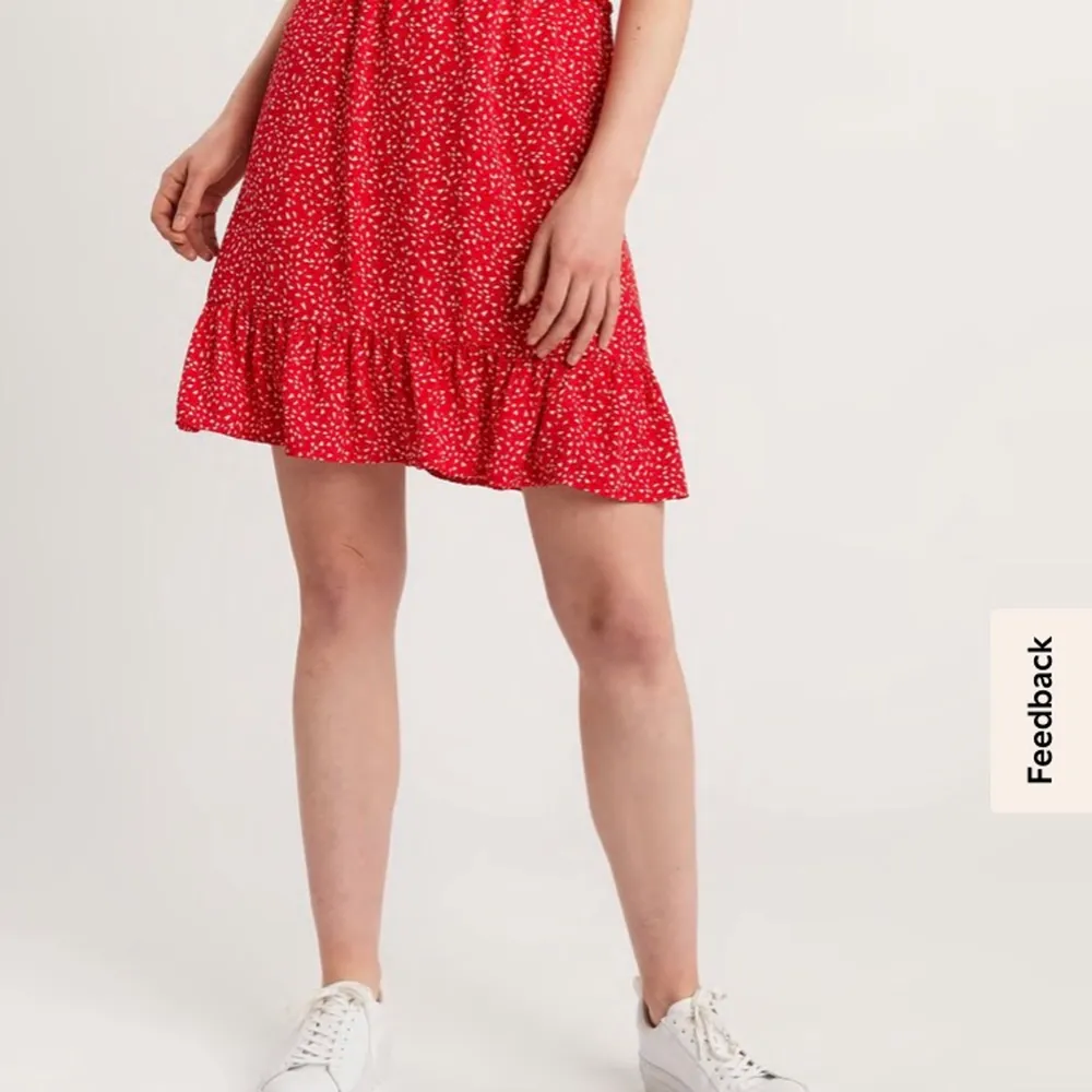 Röd fin kjol från Lindex ✨säljer den för den är för stor i midjan för mig🔥😭så tänkte att den kunde passa bättre på nån annan.Köpte den tidigare för 250 och nu säljs för billigare pris💕 . Kjolar.