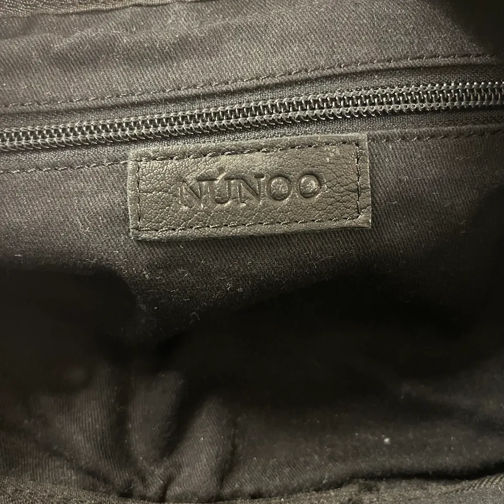Säljer min fina Nunoo väska, är i väldigt bra sick och är oanvänd.. Väskor.