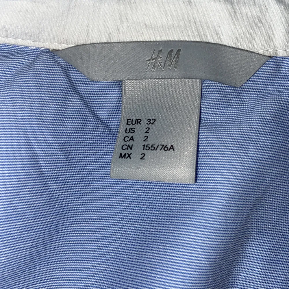 Det är en Hm skjorta som är i bra skick och använd ett fåtal gånger, strl 32. Frakten står kunden för 29 SEK.☺️. Skjortor.