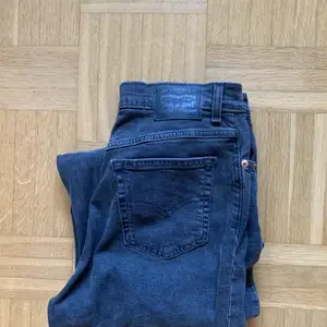 Levis mom jeans croppade i storlek w27. Använda ett fåtal gånger så dem är i fint skick. 