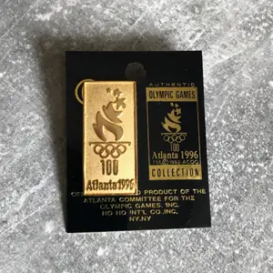Oöppnad pin från OS i Atlanta år 1996. Väldigt ovanligt att finna dessa tillsammans med sin originalförpackning. Pris 100kr.