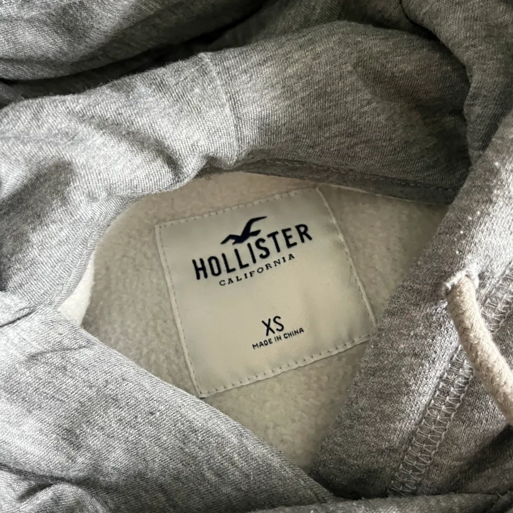 Superfin hoodie från hollister, använd en gång och superfint skick💓. Tröjor & Koftor.