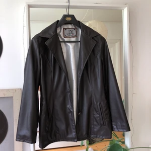 Jacka - En brun (syns bäst bild 1) jacka i fake skinn. Lite figursydd som sitter väldigt smickrande, inga defekter! Skriv för fler bilder eller vid frågor!! 