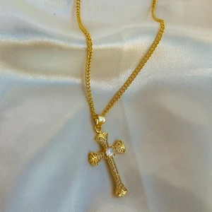 DALI GOLD CROSS - Dali crystal Halsband i guld. Ren 18k guldpläterad. Längd- 16 tum. Unisex. Oanvänt. Handgjorda. Betalar med swish/ plick. 