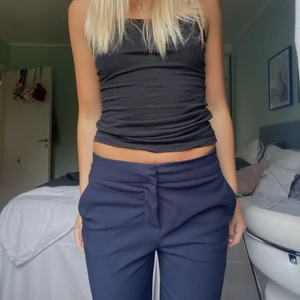 Lågmidjade kostymbyxor  - Säljer dessa fina kostymbyxor i en marinblå färg! Innerbenslängd: 83 cm 💕