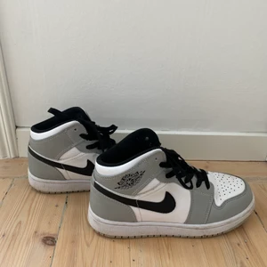 Gråa jordans stl 36,5 - Säljer ett par sjukt snygga gråa jordans i stl 36,5. Använda några få gånger, köpte för 3000kr säljer för 600kr plus frakt, köp direkt förr 800kr! mera bilder och information finns hos mig privat!❤️