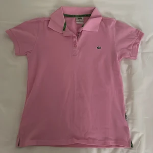 Lacoste tisha - Fett cool Lacoste tisha köpt second hand för 250kr använd typ 1 gång o väldigt bra skick😘 står xl i strl men tror de barn strl för passar mig som är en xs-s