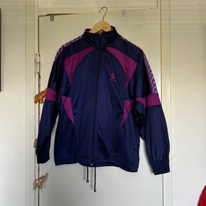 Track jacket - Jättefin track jacket köpt second hand! Knappt använd, i jättebra skick! Kolla gärna in mina andra annonser också! Samfraktar gärna 