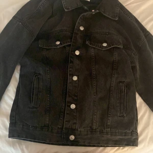 Ming denim jacka  - Svart jacka Av Ming demin. 🤍 6 knappar och 2 fickor på framsidan vid bröstkorgen🤍. Använt få tal gånger och köpt i en affär i Stockholm. För liten för mig så säljer.