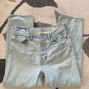 acne studios jeans - acne studios jeans, stl M, mom jeans, knappt använda och fint skick, köpt för 1000 kr, säljs för 400