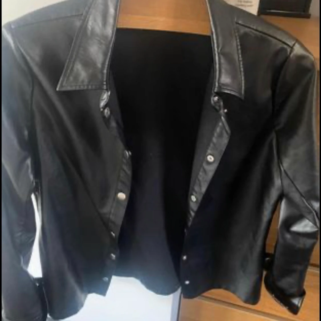 Tunnare skinnjacka/skinnskjorta  - 90