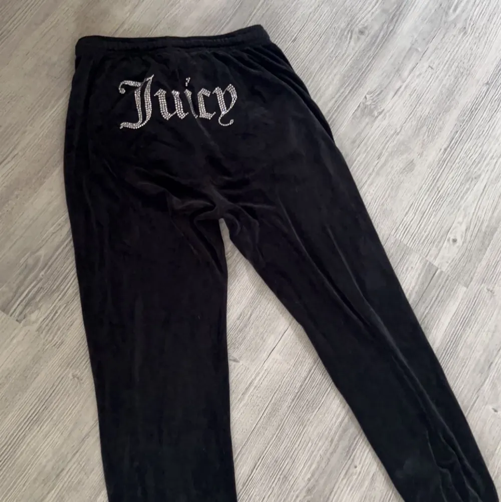 Svarta Juicy byxor, modellen med mudd vid foten. Fint skick, säljes då dom är för stora för mig.. Jeans & Byxor.